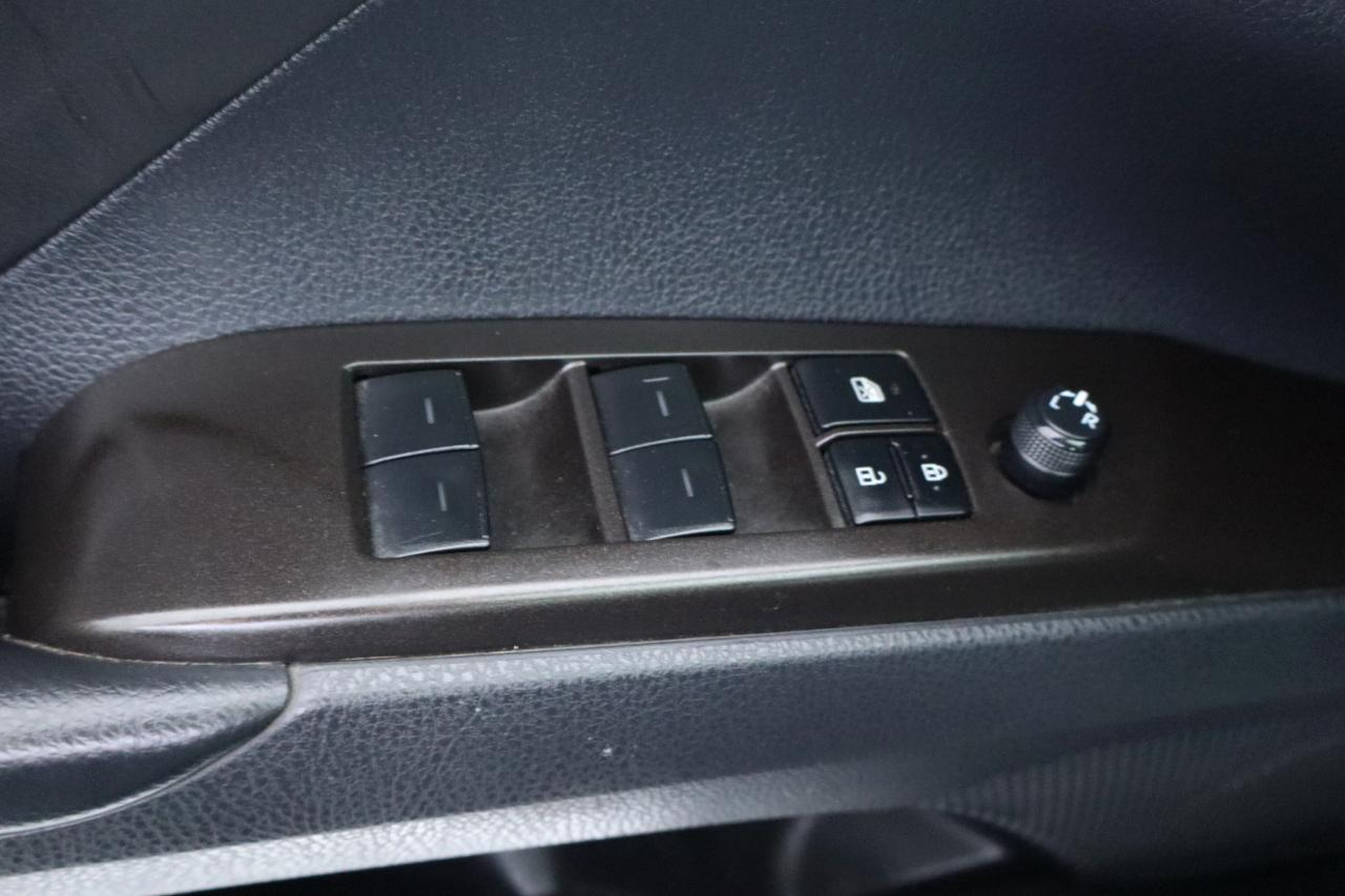 Toyota Camry Hybrid SE Nightshade CVT (Natl) 2023