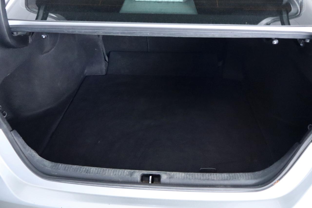 Toyota Camry Hybrid SE Nightshade CVT (Natl) 2023