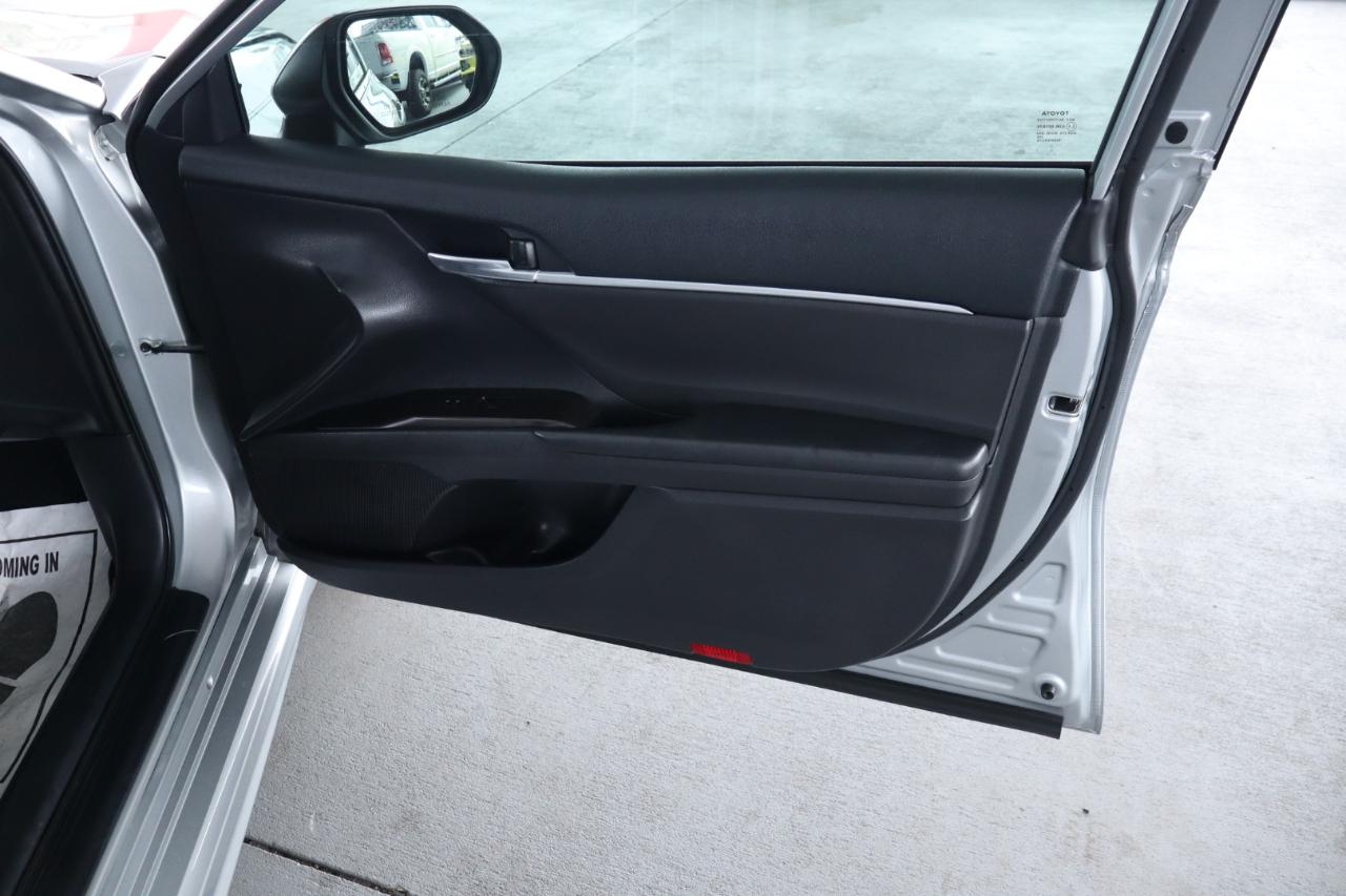 Toyota Camry Hybrid SE Nightshade CVT (Natl) 2023