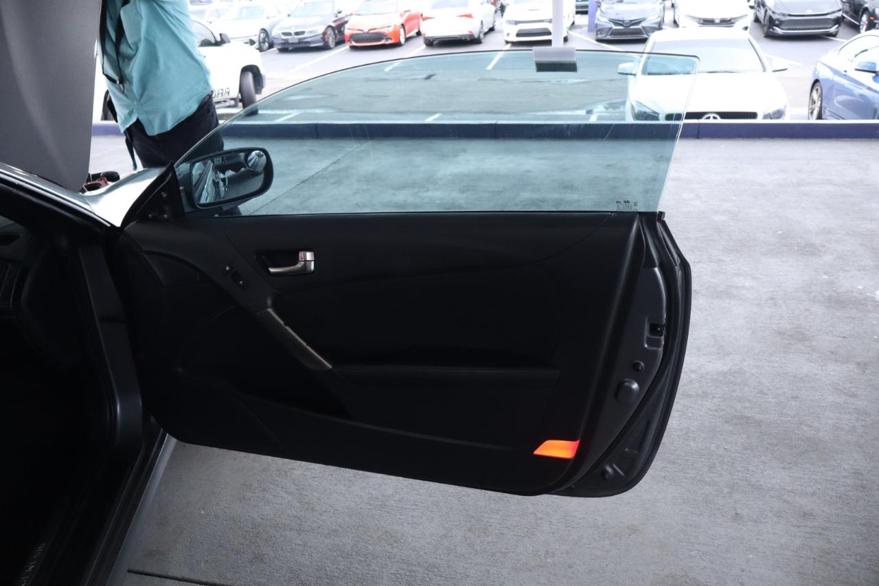 Hyundai Genesis Coupe 2dr 3.8L Auto Base w/Black Seats 2016