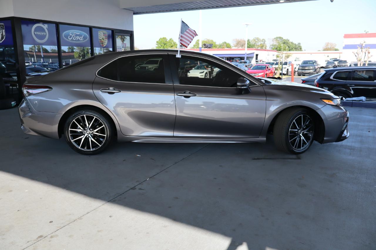 Toyota Camry SE Nightshade Auto (Natl) 2023