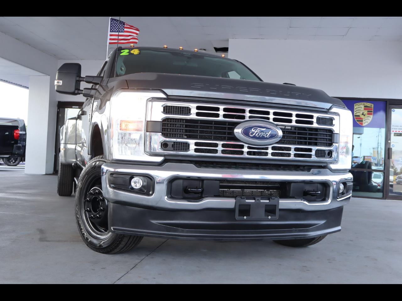 Ford Super Duty F-350 DRW Crew Cab 176" WB XLT 2024