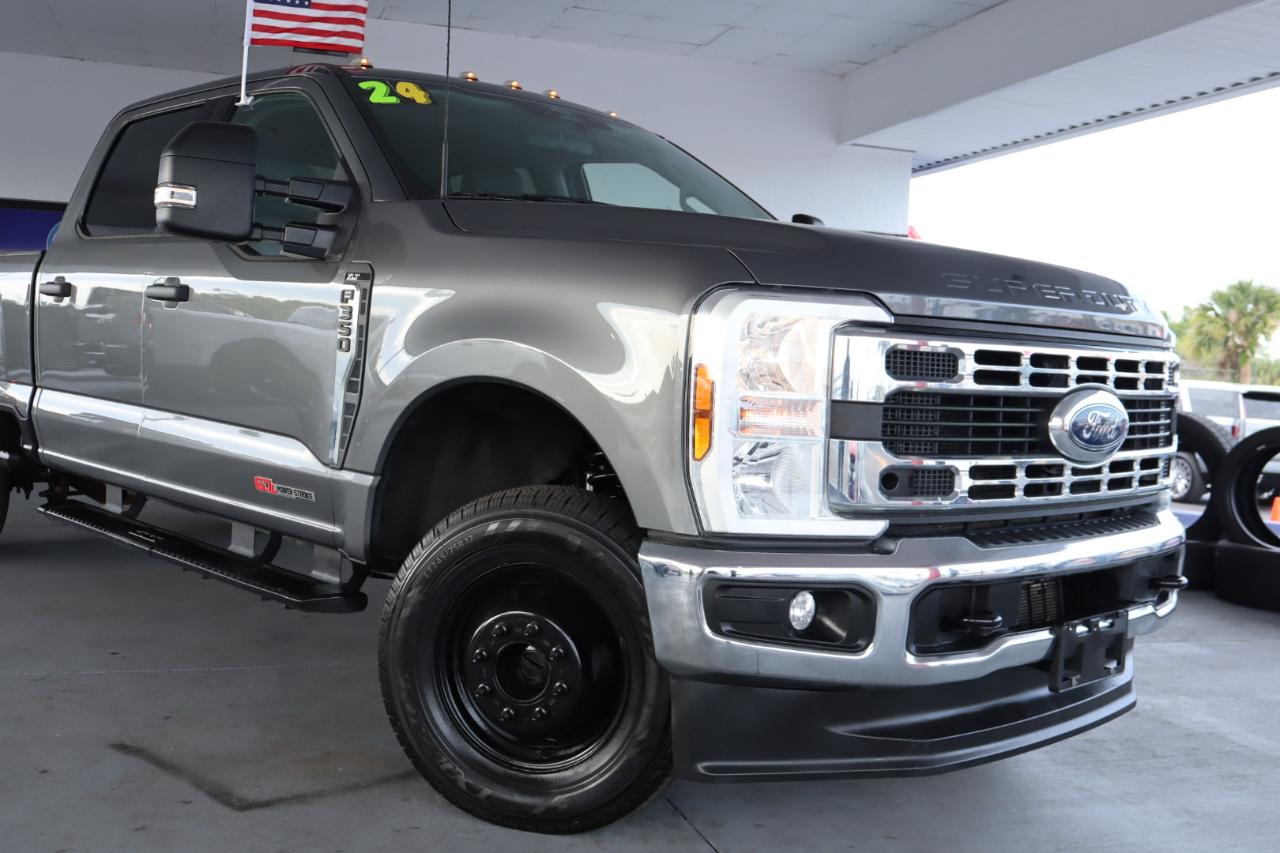 Ford Super Duty F-350 DRW Crew Cab 176" WB XLT 2024