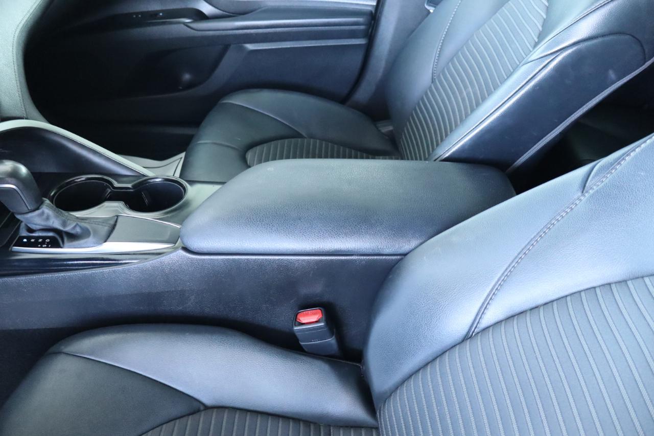 Toyota Camry SE Auto (Natl) 2020