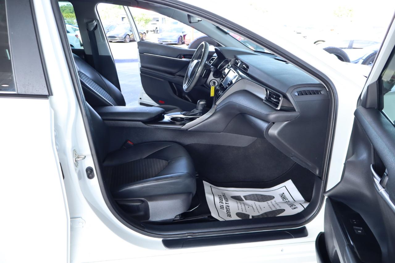 Toyota Camry SE Auto (Natl) 2020