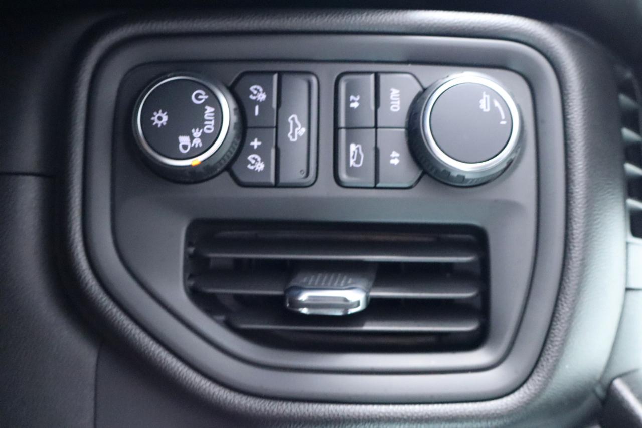 Chevrolet Silverado 1500 4WD Crew Cab 147" Custom 2023