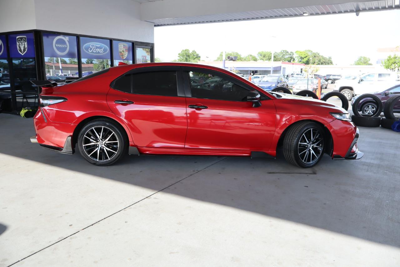 Toyota Camry SE Auto (Natl) 2021