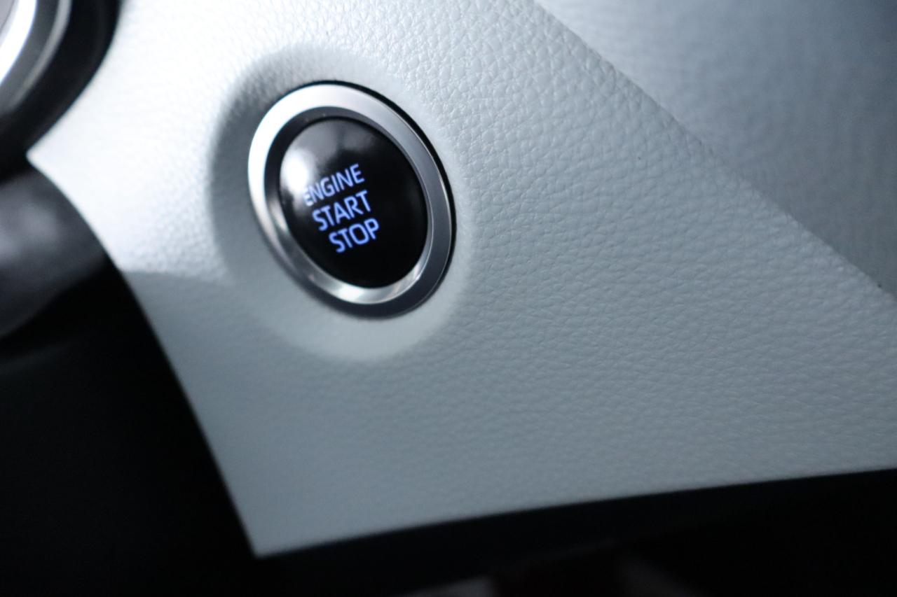 Toyota Corolla Hatchback SE Manual (Natl) 2022