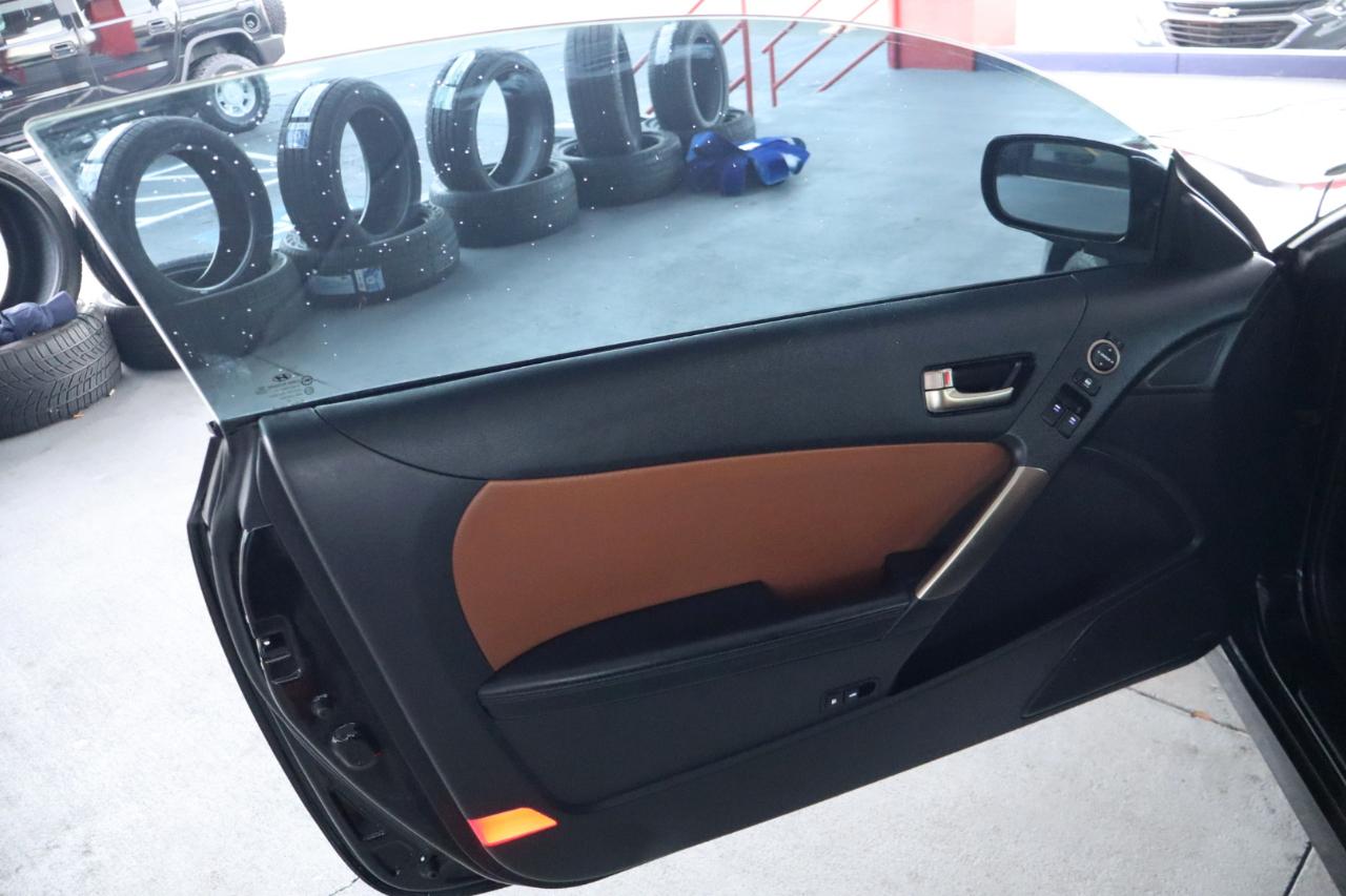Hyundai Genesis Coupe 2dr 3.8L Man Ultimate w/Tan Seats 2015