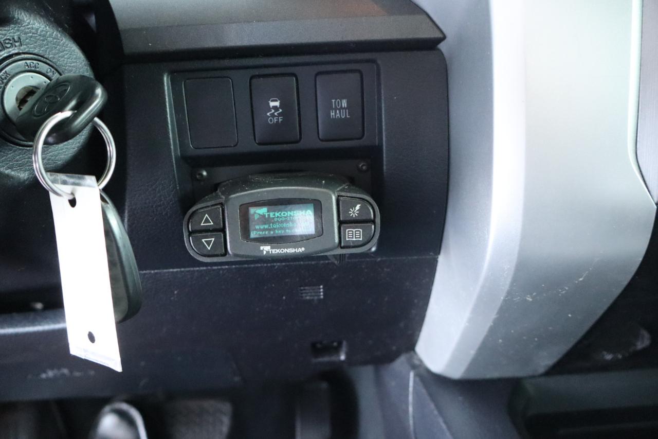 Toyota Tundra 2WD Truck CrewMax 5.7L V8 6-Spd AT SR5 (Natl) 2015