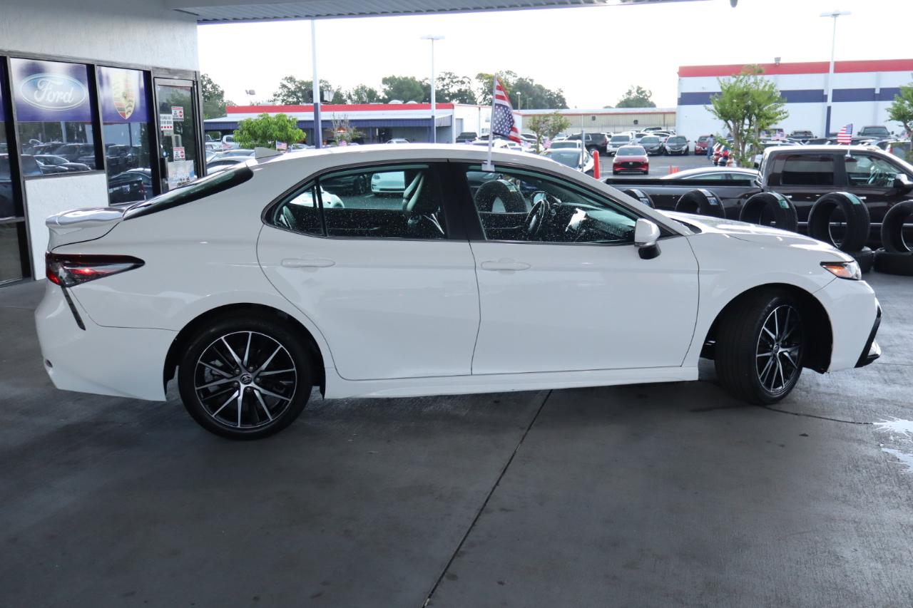 Toyota Camry SE Auto (Natl) 2022