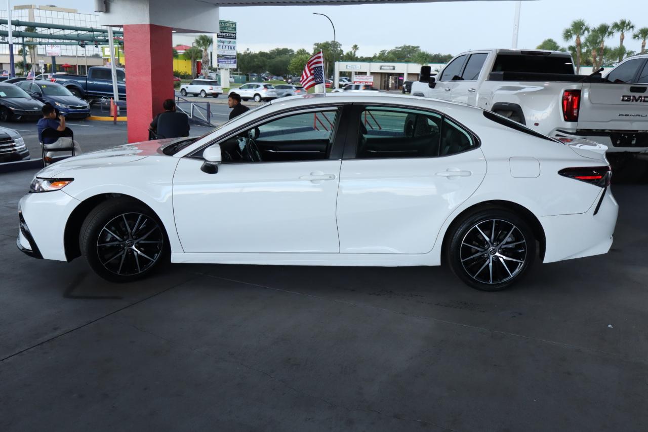 Toyota Camry SE Auto (Natl) 2022