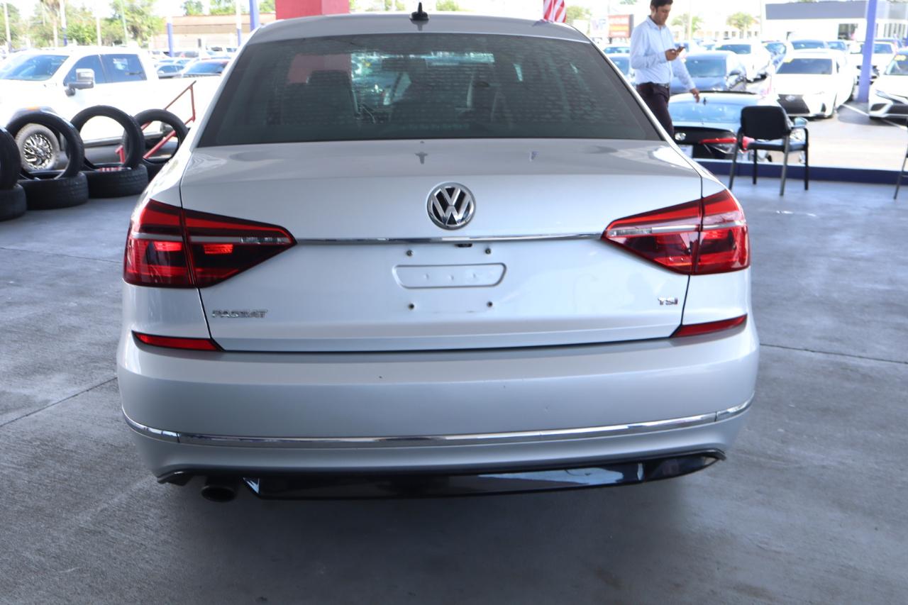 Volkswagen Passat R-Line w/Comfort Pkg Auto 2017