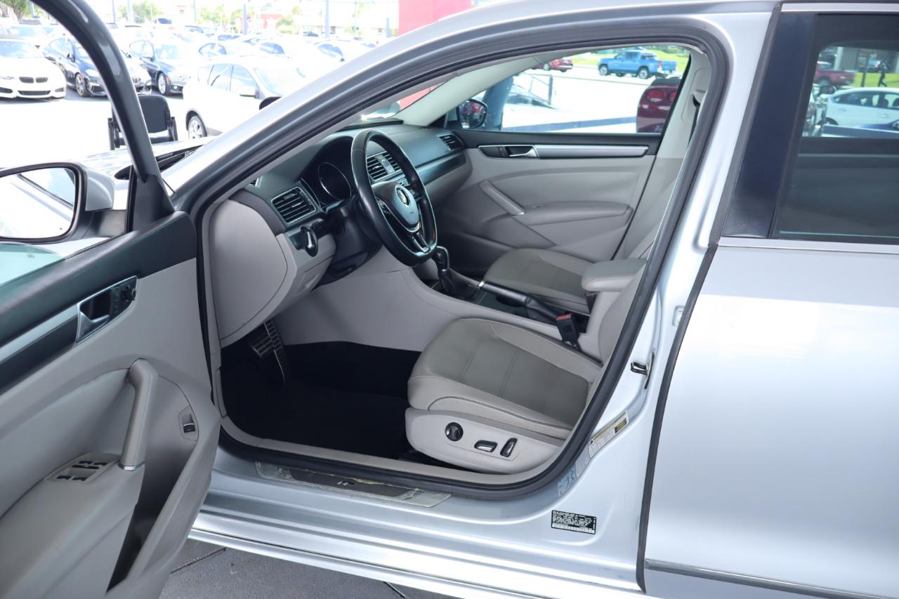 Volkswagen Passat R-Line w/Comfort Pkg Auto 2017