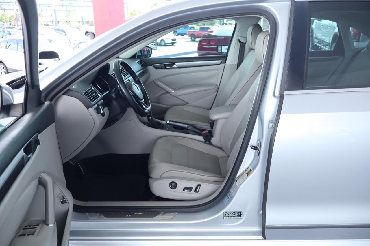 Volkswagen Passat R-Line w/Comfort Pkg Auto 2017