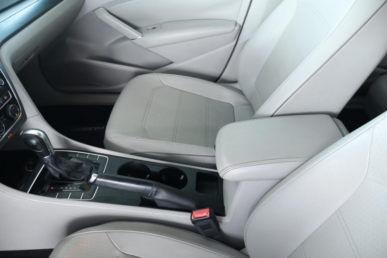 Volkswagen Passat R-Line w/Comfort Pkg Auto 2017