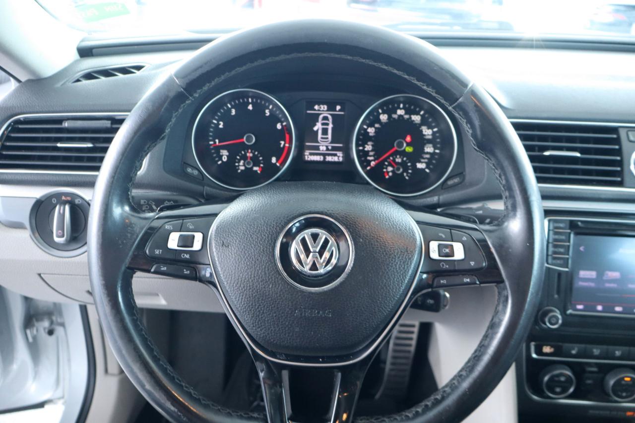 Volkswagen Passat R-Line w/Comfort Pkg Auto 2017