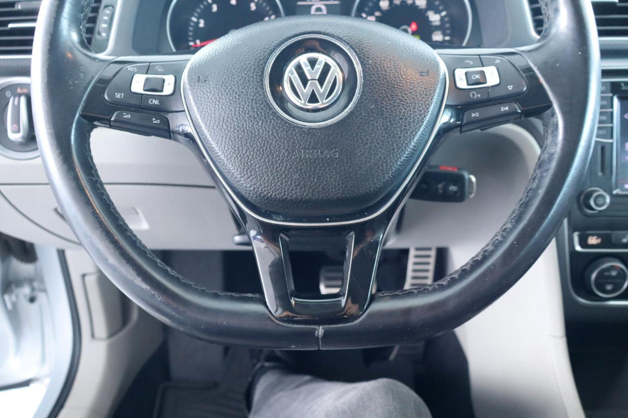 Volkswagen Passat R-Line w/Comfort Pkg Auto 2017