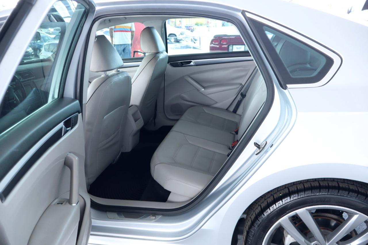 Volkswagen Passat R-Line w/Comfort Pkg Auto 2017