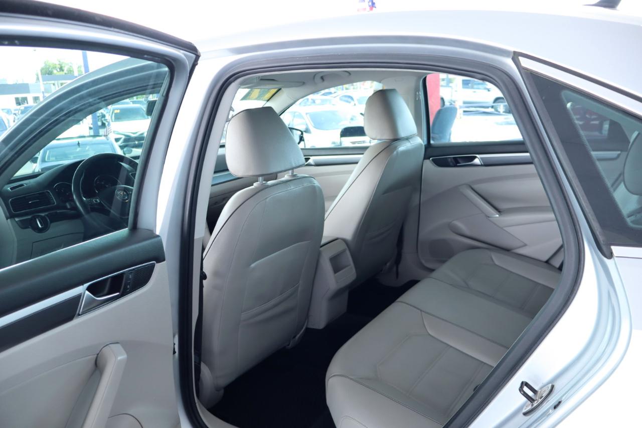 Volkswagen Passat R-Line w/Comfort Pkg Auto 2017