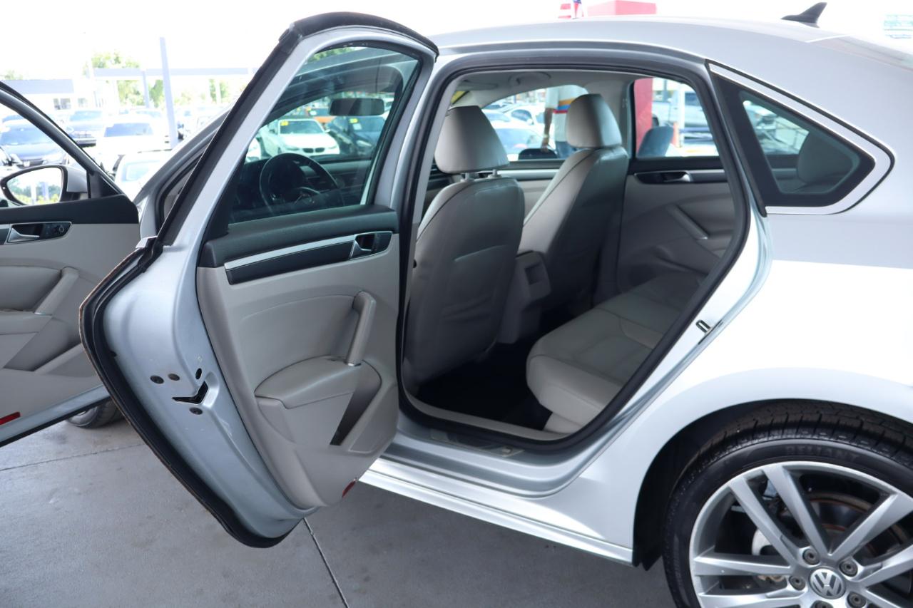 Volkswagen Passat R-Line w/Comfort Pkg Auto 2017