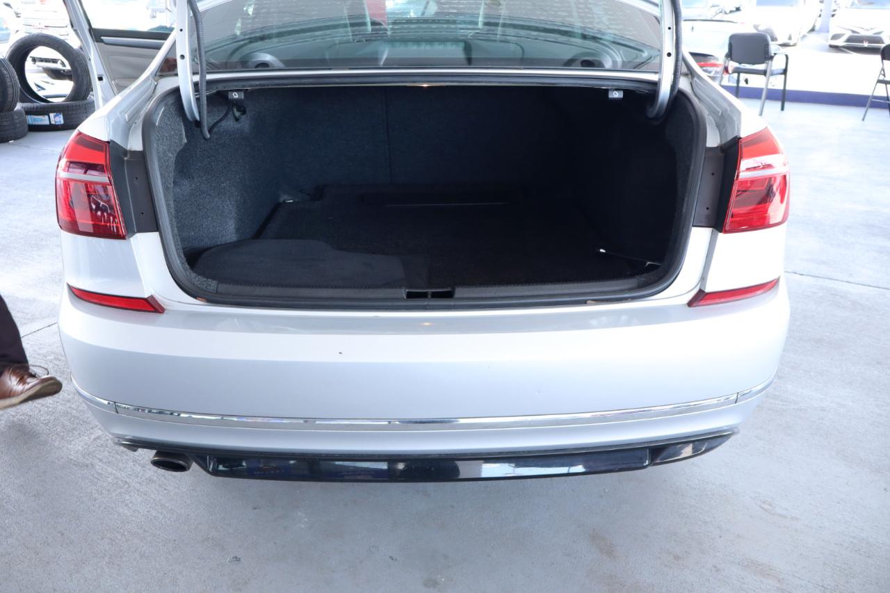 Volkswagen Passat R-Line w/Comfort Pkg Auto 2017