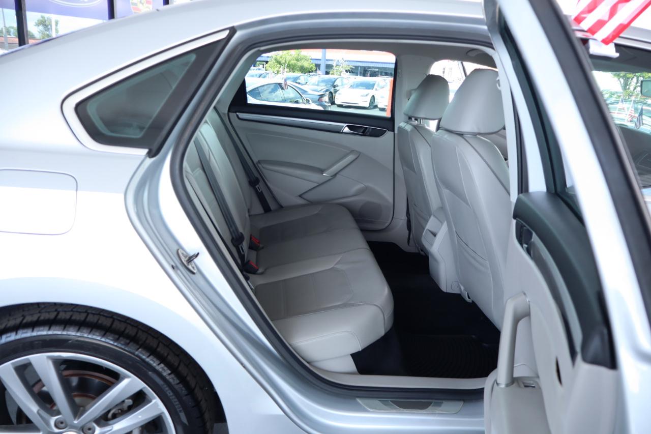 Volkswagen Passat R-Line w/Comfort Pkg Auto 2017