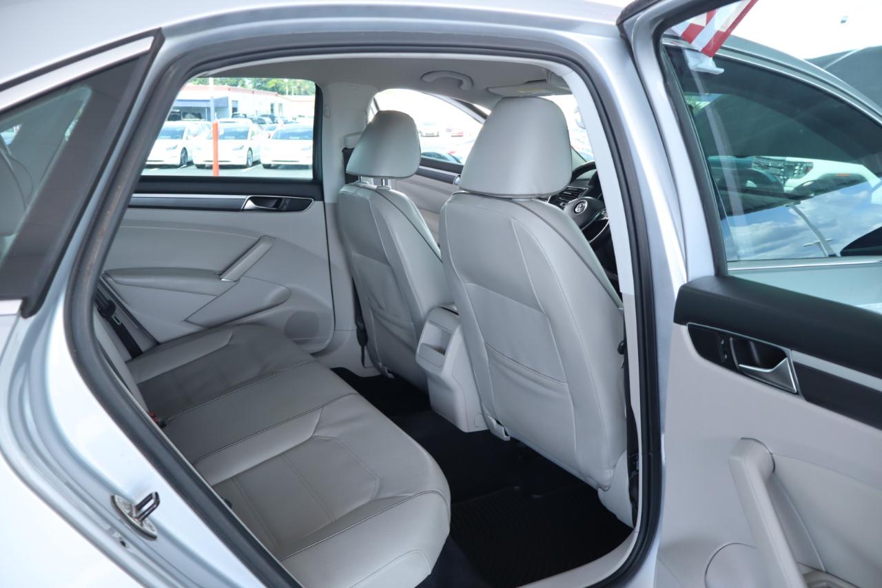 Volkswagen Passat R-Line w/Comfort Pkg Auto 2017