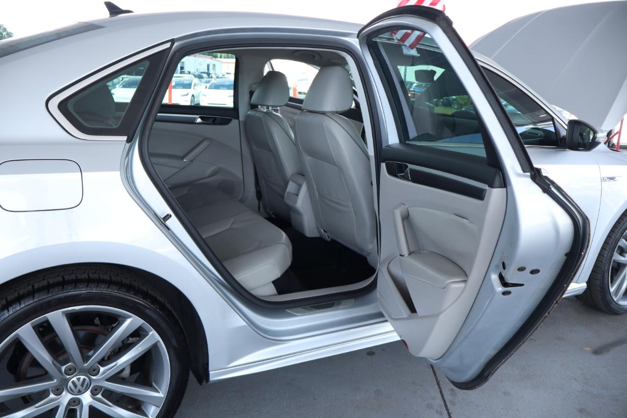 Volkswagen Passat R-Line w/Comfort Pkg Auto 2017