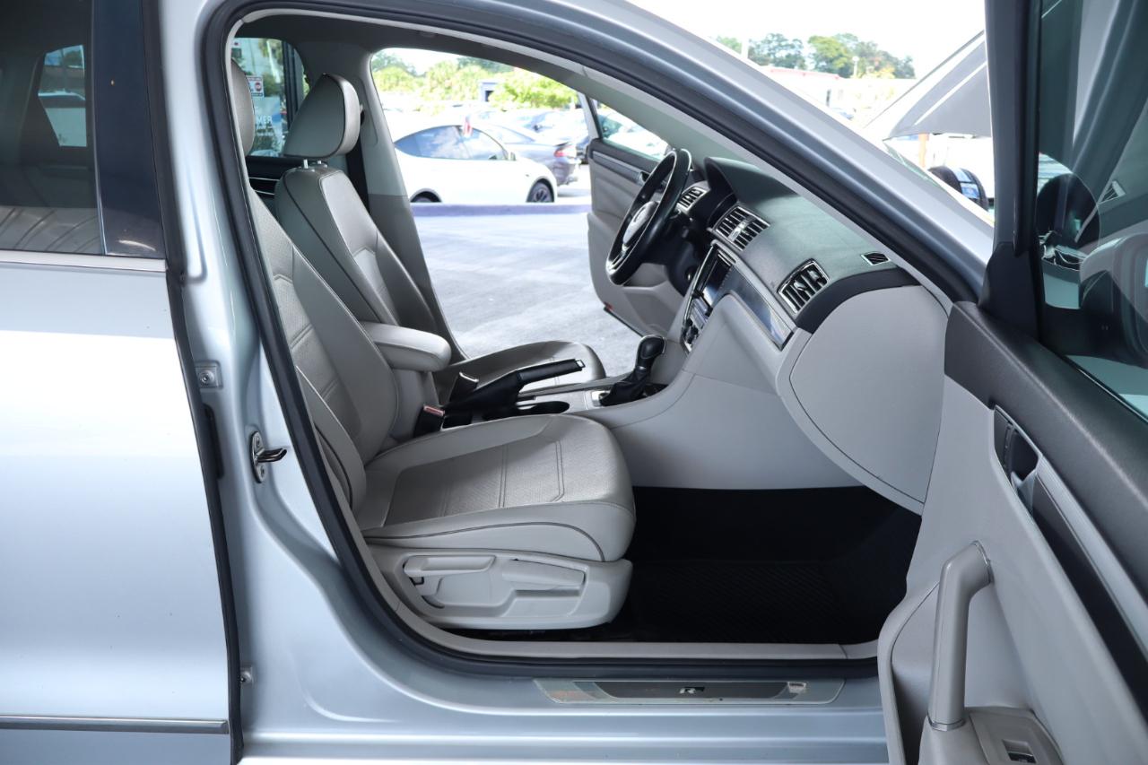 Volkswagen Passat R-Line w/Comfort Pkg Auto 2017