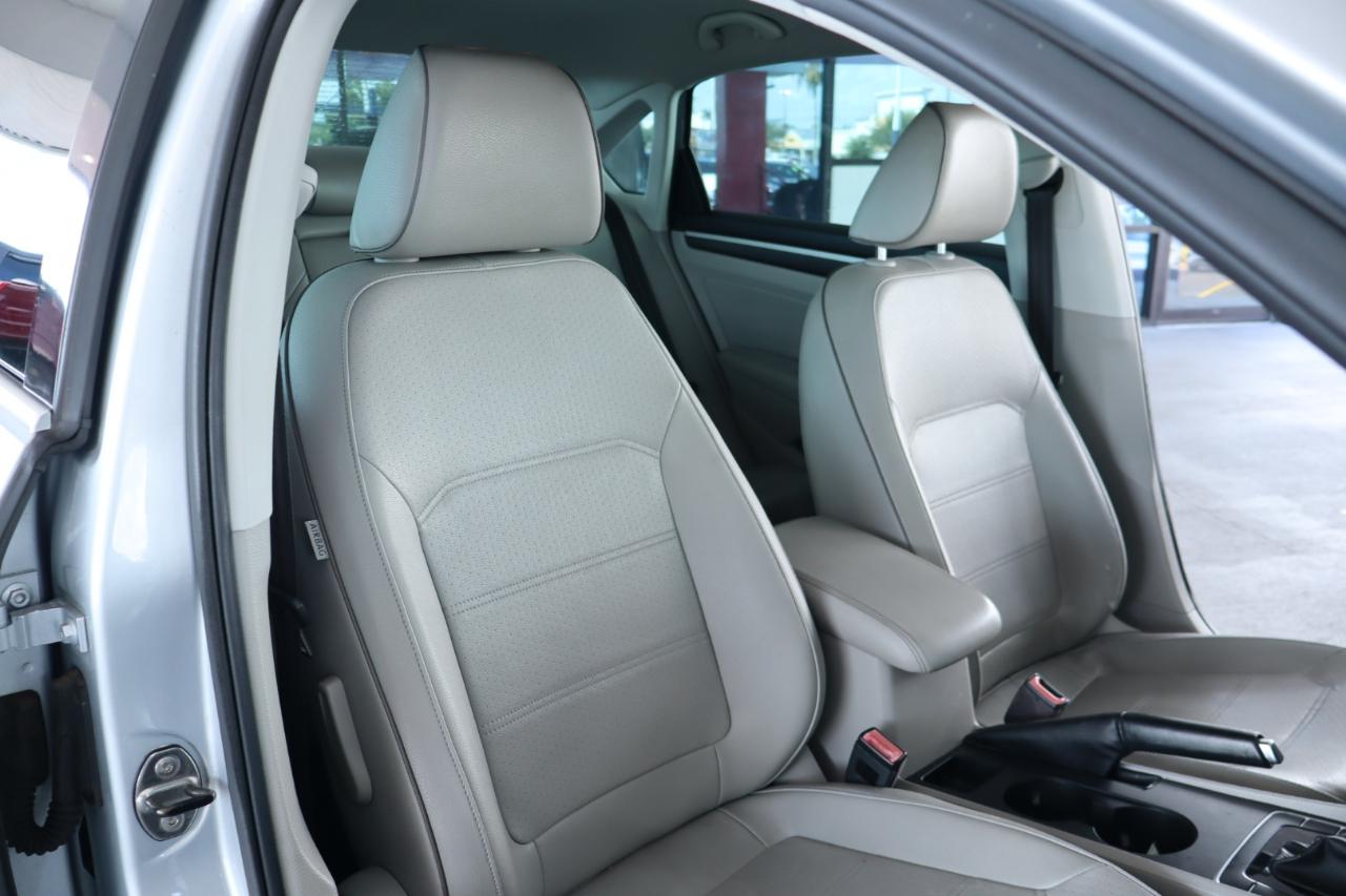 Volkswagen Passat R-Line w/Comfort Pkg Auto 2017
