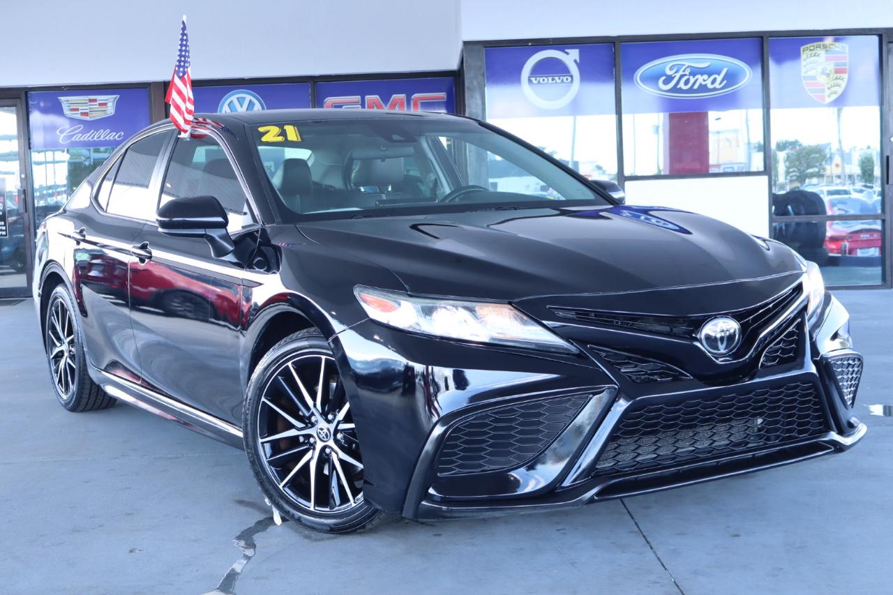 Toyota Camry SE Auto (Natl) 2021