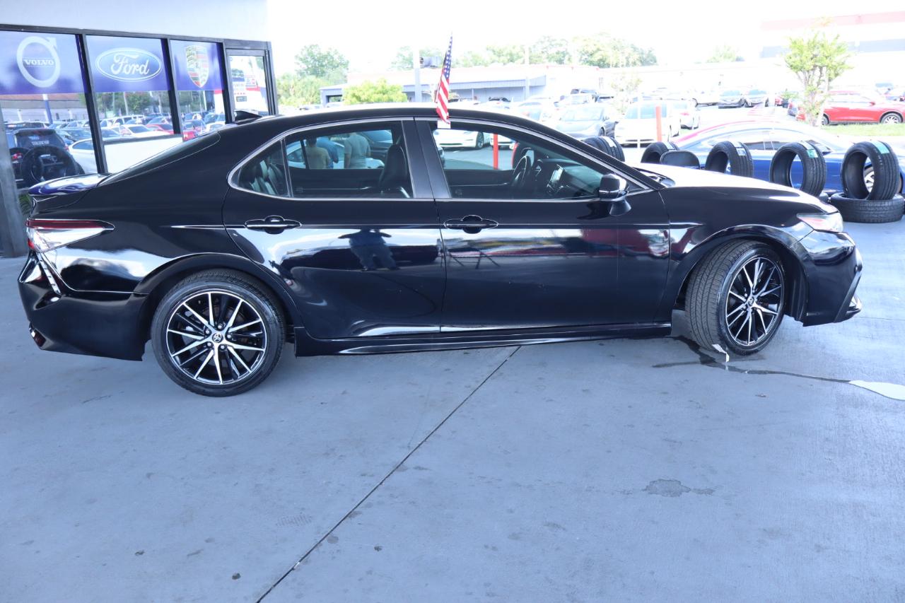 Toyota Camry SE Auto (Natl) 2021