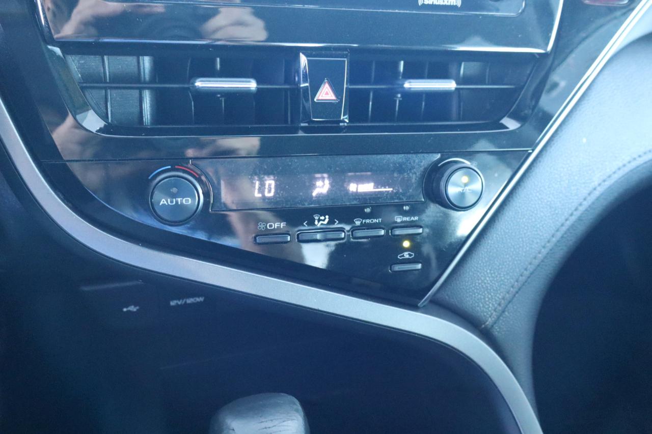 Toyota Camry SE Auto (Natl) 2021