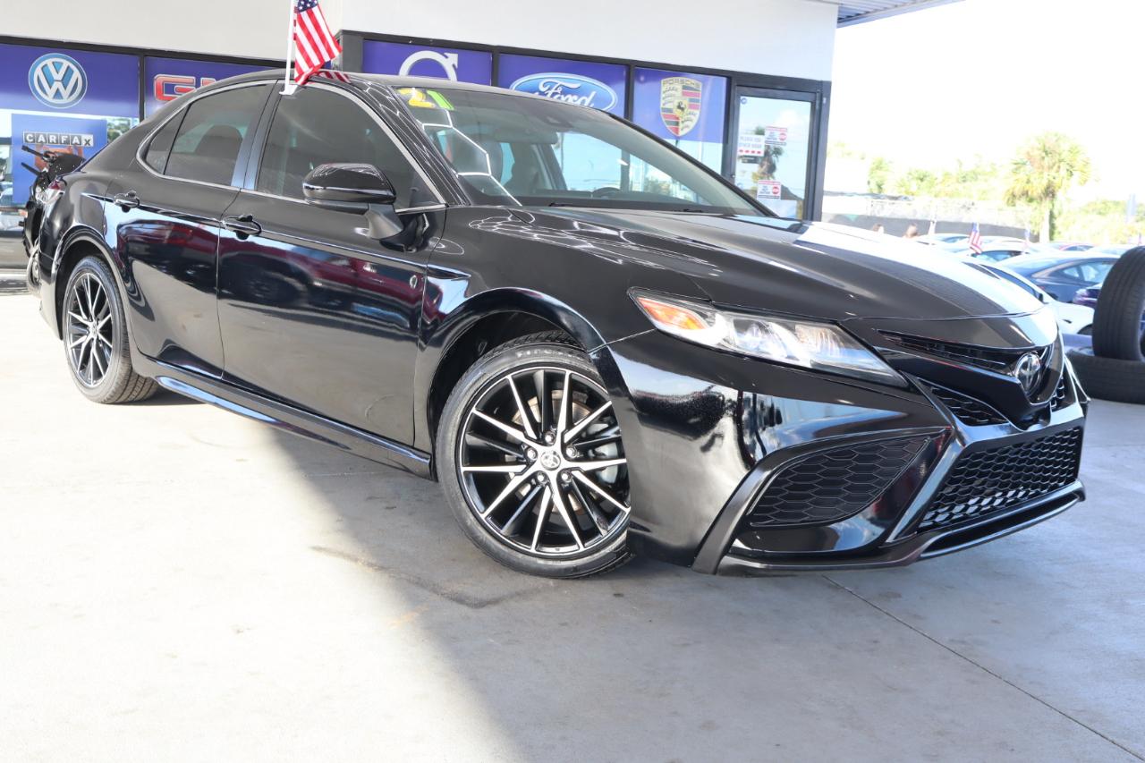 Toyota Camry SE Auto (Natl) 2021
