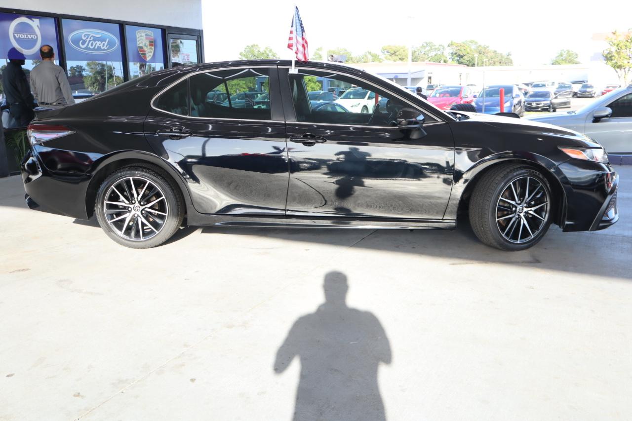 Toyota Camry SE Auto (Natl) 2021