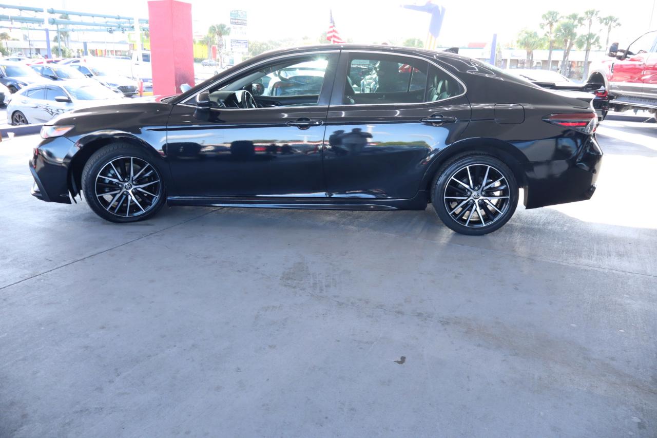 Toyota Camry SE Auto (Natl) 2021