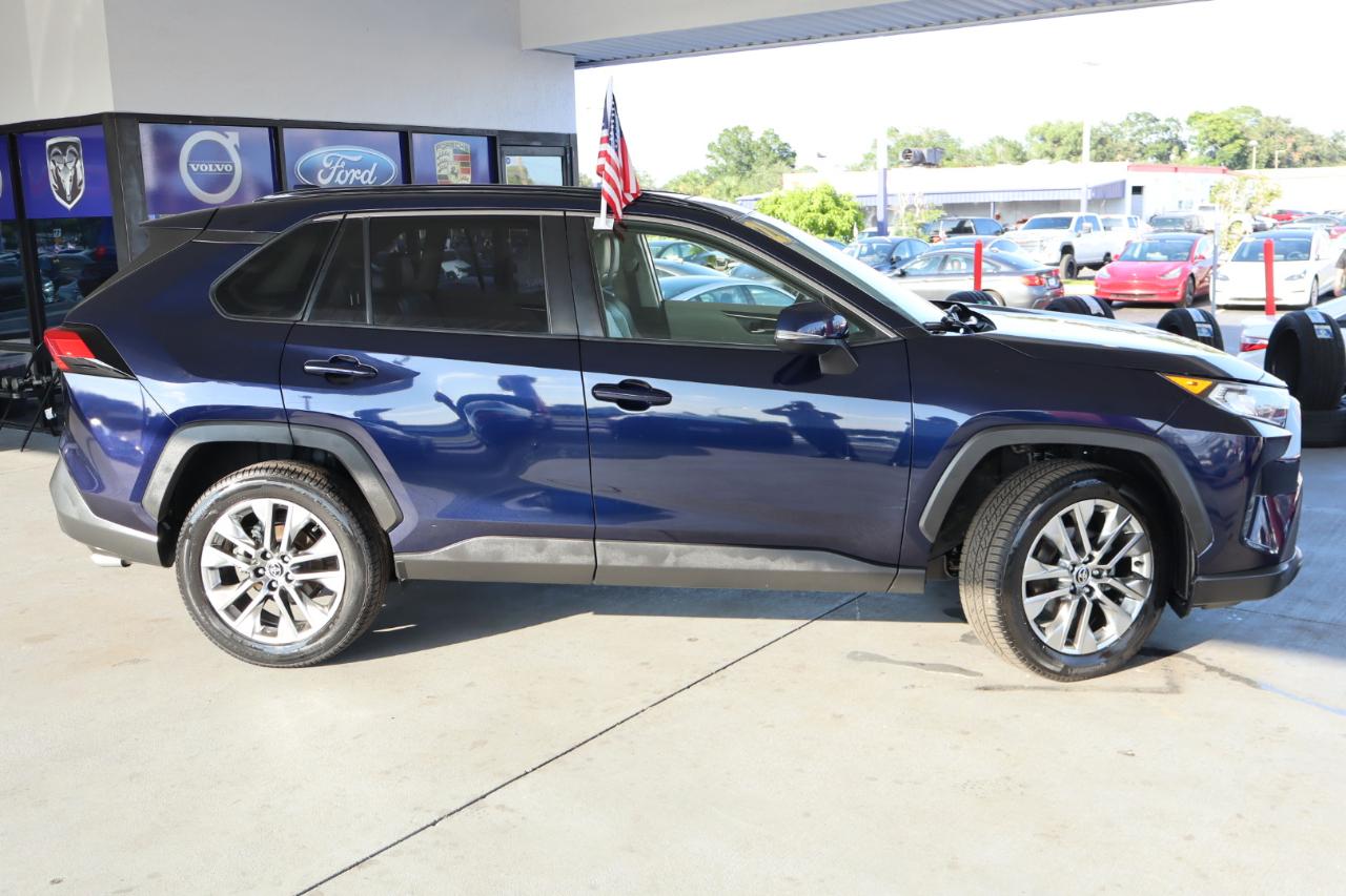 Toyota RAV4 XLE Premium FWD (Natl) 2021