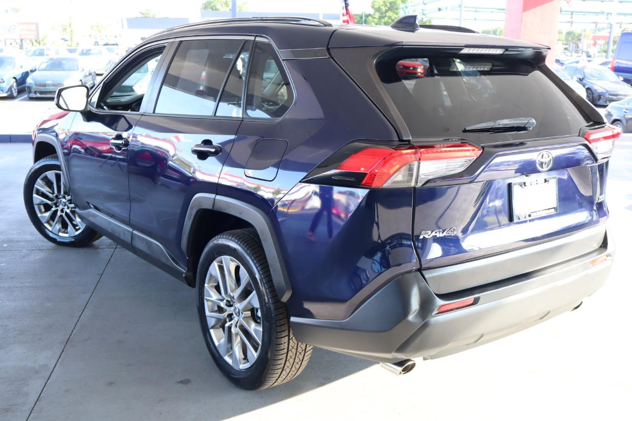 Toyota RAV4 XLE Premium FWD (Natl) 2021
