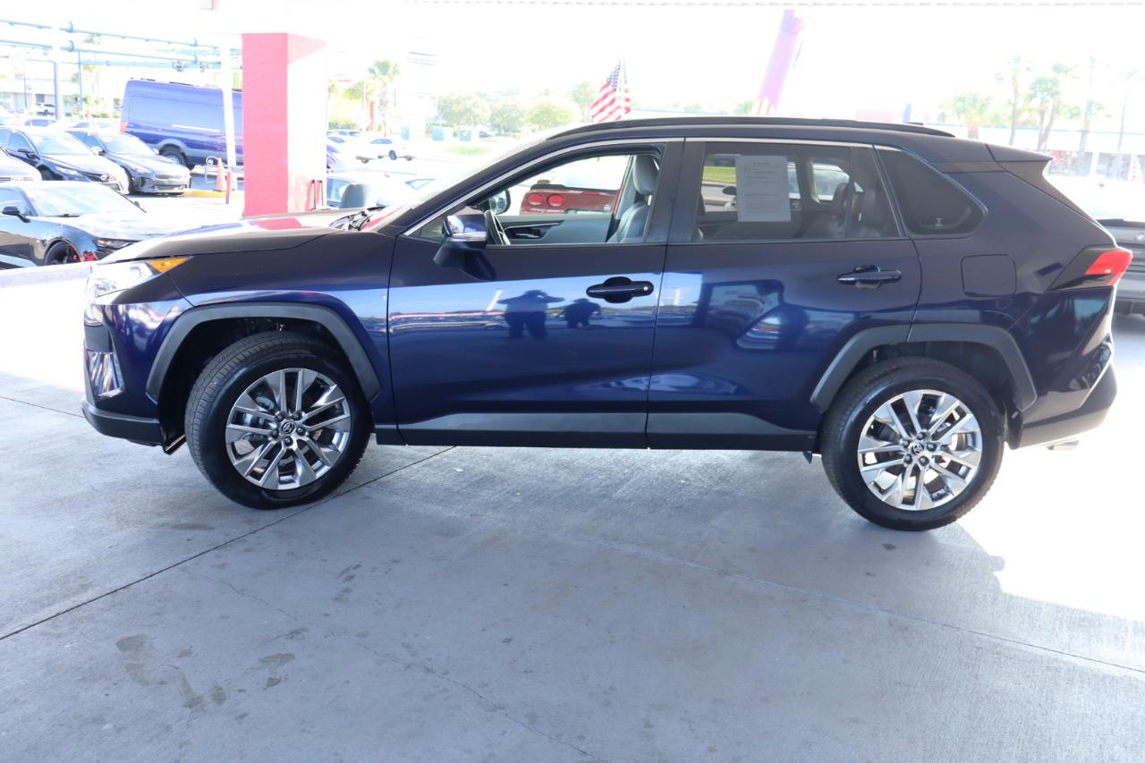 Toyota RAV4 XLE Premium FWD (Natl) 2021