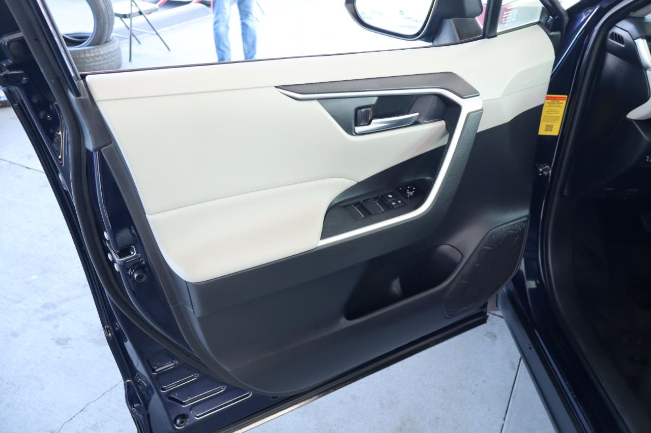 Toyota RAV4 XLE Premium FWD (Natl) 2021
