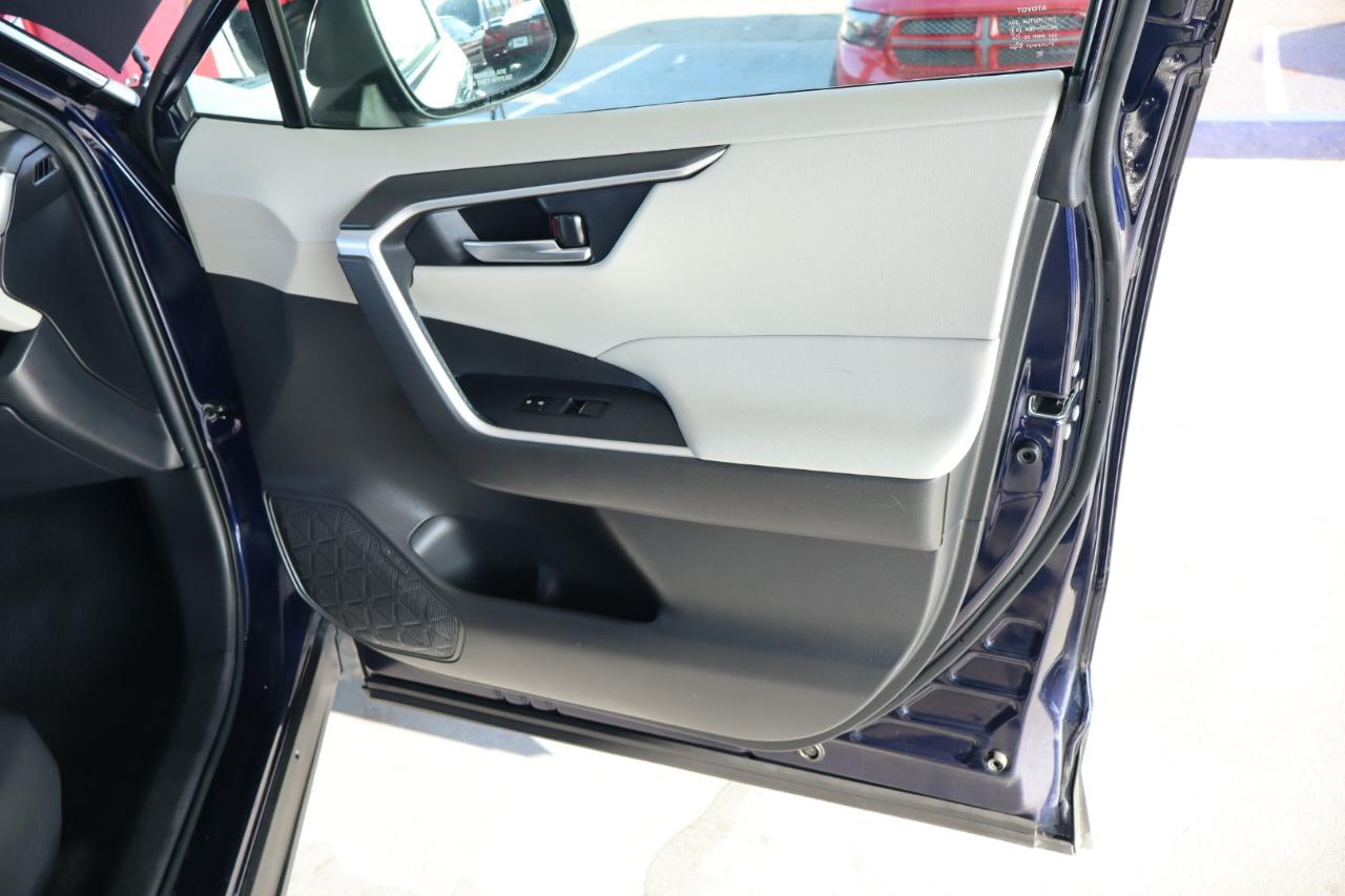 Toyota RAV4 XLE Premium FWD (Natl) 2021