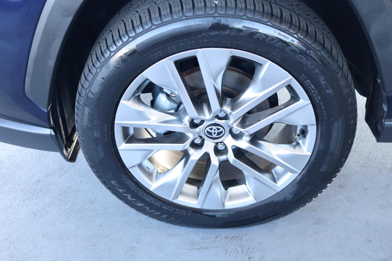 Toyota RAV4 XLE Premium FWD (Natl) 2021