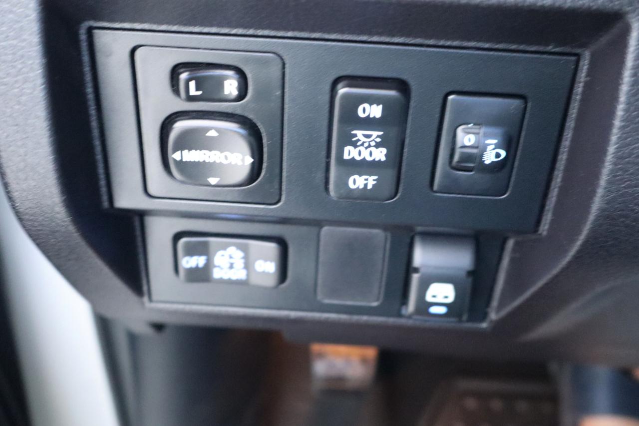 Toyota Tundra 4WD Truck CrewMax 5.7L FFV V8 6-Spd AT SR5 (Natl) 2015