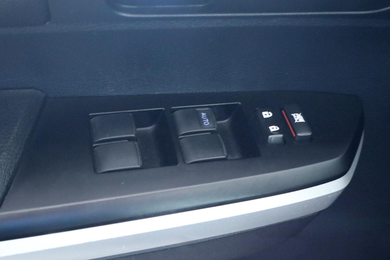 Toyota Tundra 4WD Truck CrewMax 5.7L FFV V8 6-Spd AT SR5 (Natl) 2015
