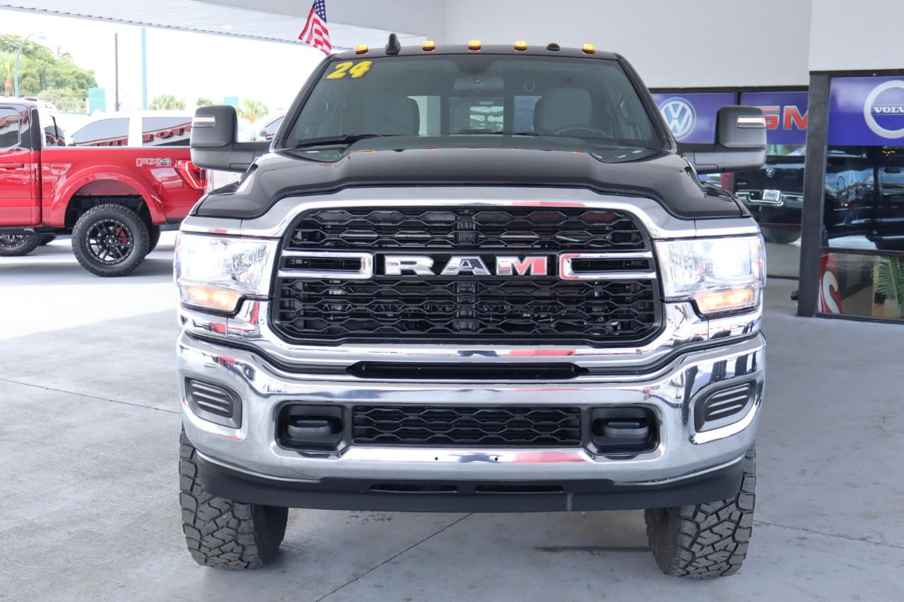 RAM 3500 Tradesman 4x4 Crew Cab 8' Box 2024