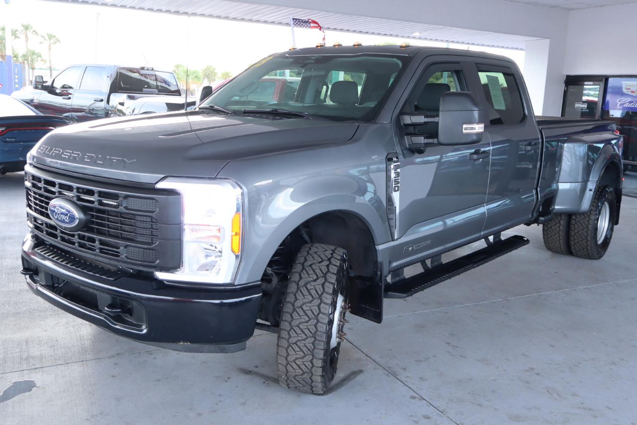 Ford Super Duty F-350 DRW Crew Cab 176" WB XL 2023