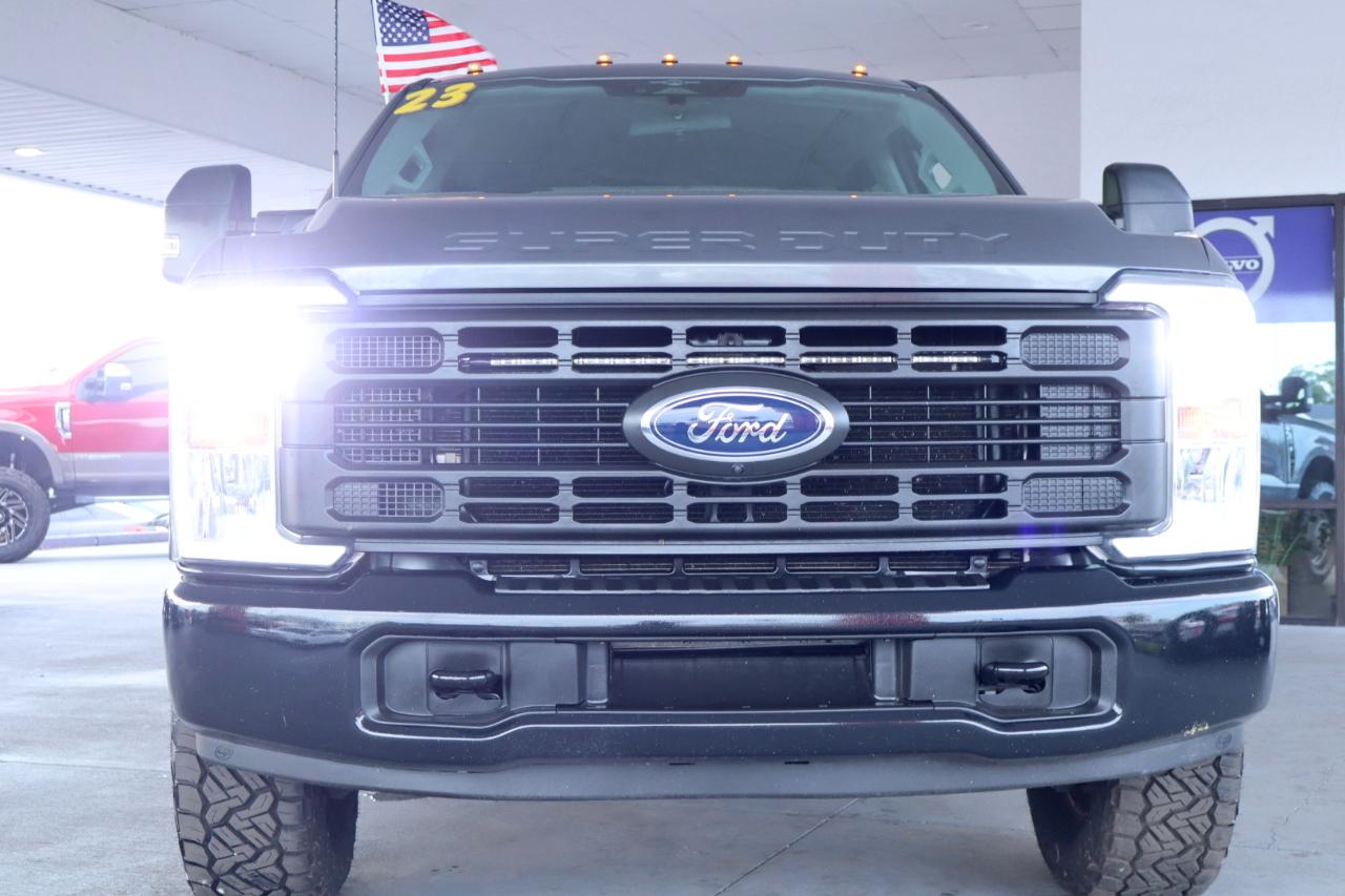 Ford Super Duty F-350 DRW Crew Cab 176" WB XL 2023