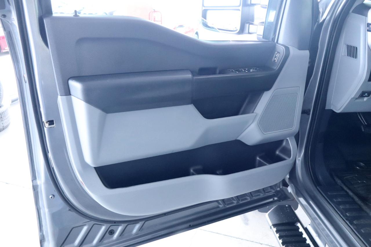 Ford Super Duty F-350 DRW Crew Cab 176" WB XL 2023