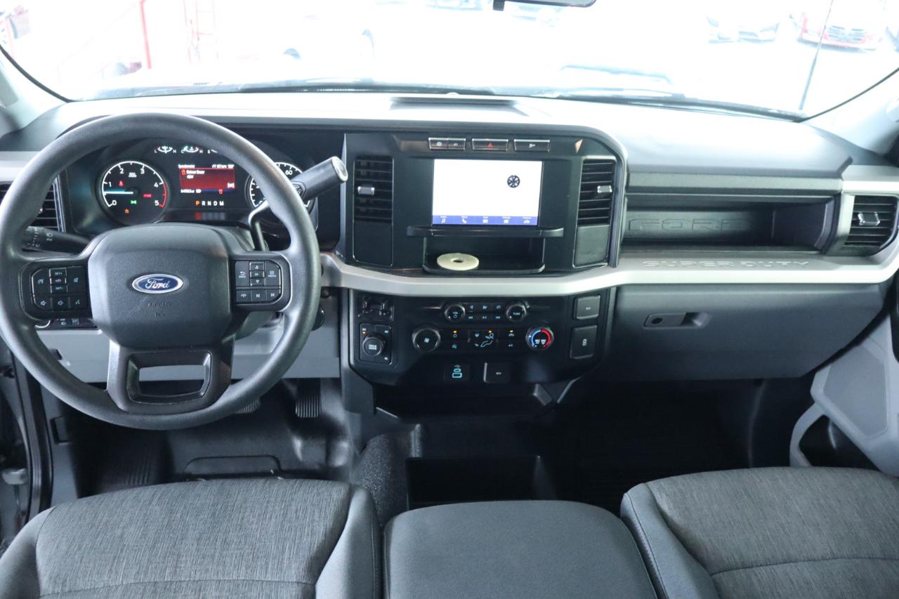 Ford Super Duty F-350 DRW Crew Cab 176" WB XL 2023